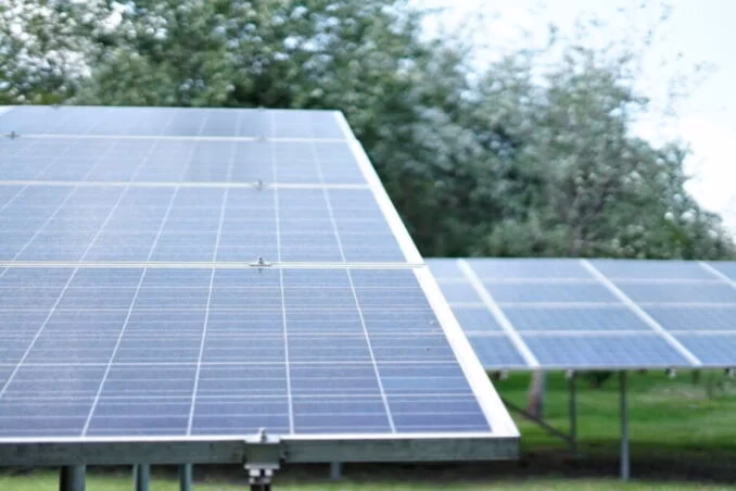 Czy można zamontować fotowoltaikę na gruncie w granicy działki?