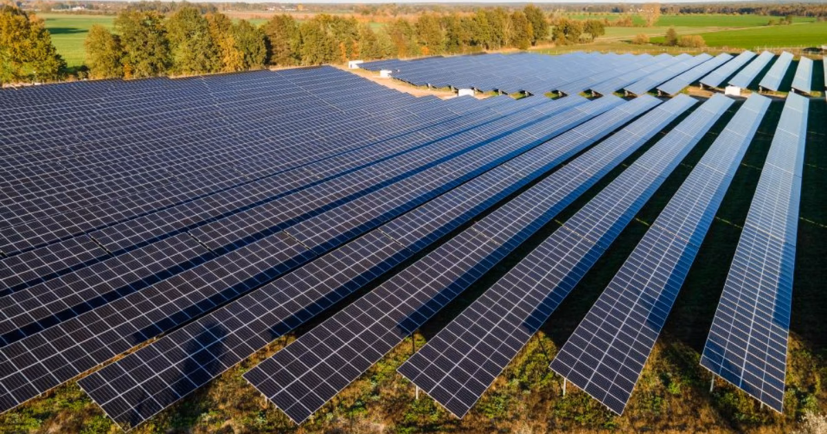 Czy można zamontować fotowoltaikę na gruncie w granicy działki?