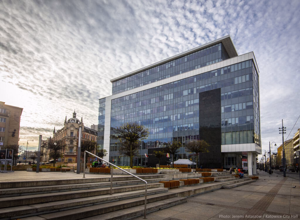 Ile osób zatrudnia urząd miasta Katowice?