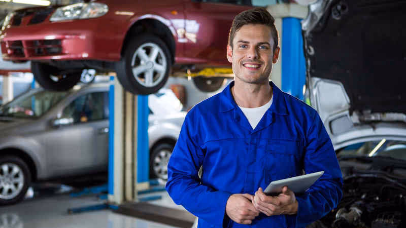 Ile zarabia właściciel warsztatu samochodowego?