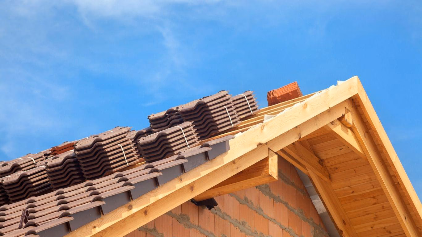 Ile zarabia cieśla dachowy?