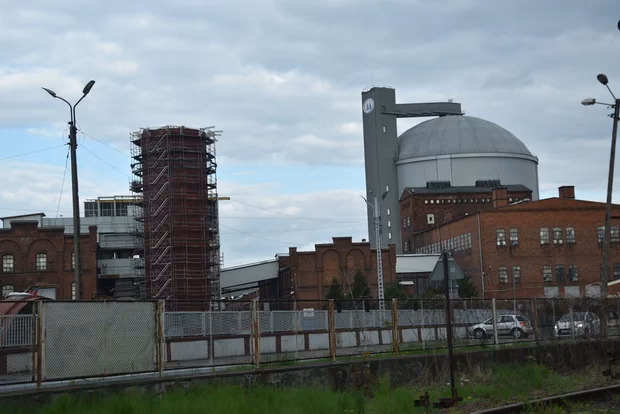 Do kogo należy cukrownia w Gostyniu?