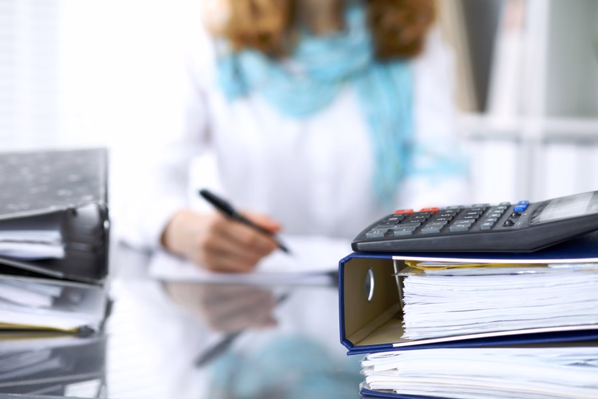 Czy główny księgowy podlega dyrektorowi finansowemu?