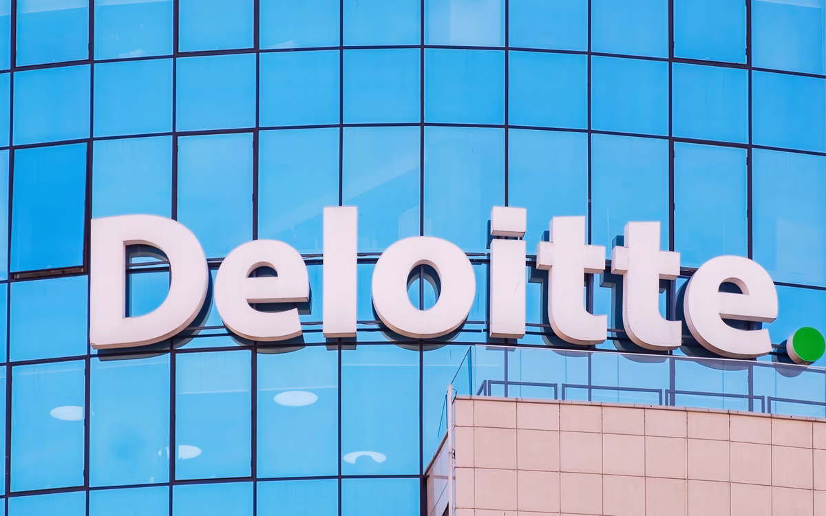 Ile zarabia audytor w Deloitte?