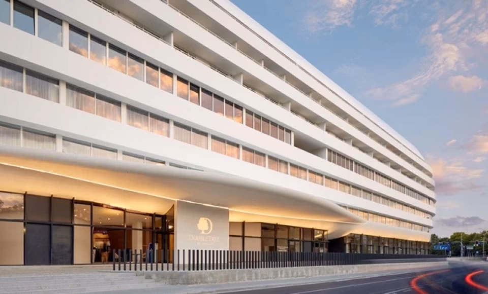 Kto jest dyrektorem generalnym sieci Double Doubletree by Hilton?