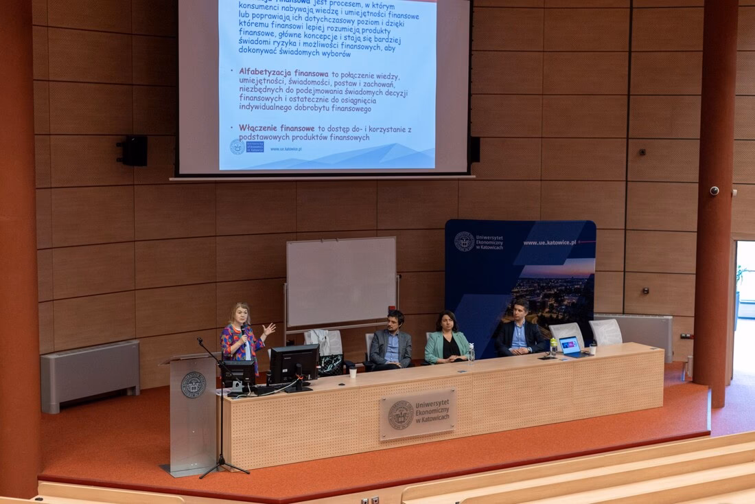 Jakie są godziny otwarcia UE Katowice?