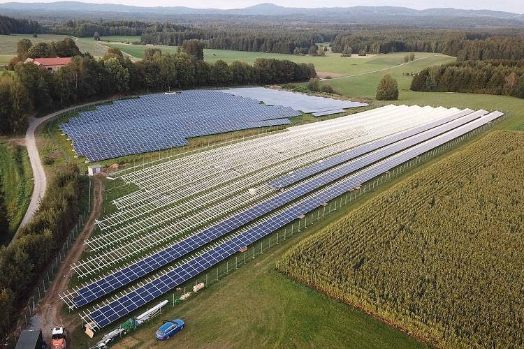 Jakie zagrożenie dla strażaków stwarza instalacja paneli słonecznych w przypadku pożaru budynku w ciągu dnia?