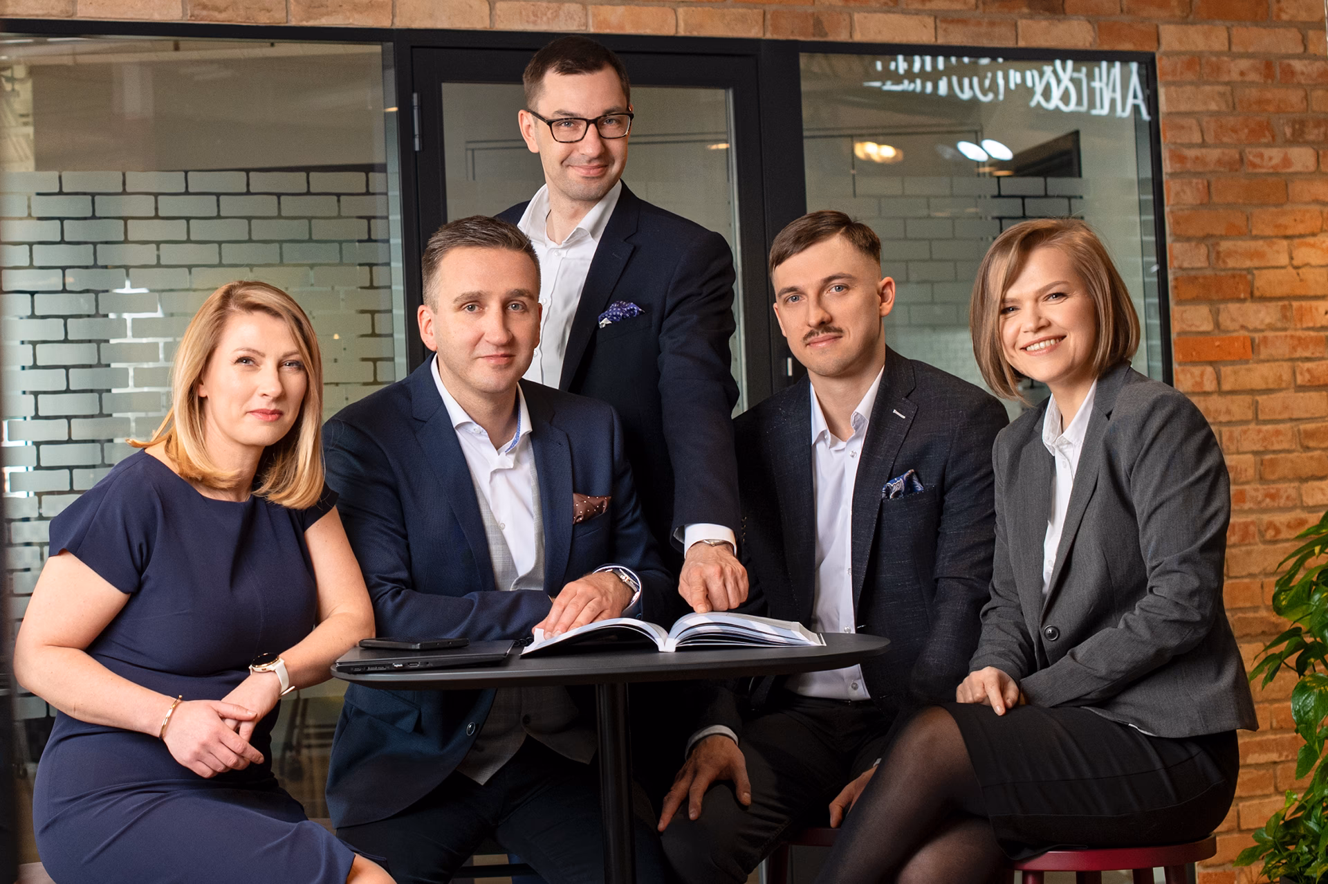 Czy córka może legalnie zatrudnić matkę w swojej firmie?