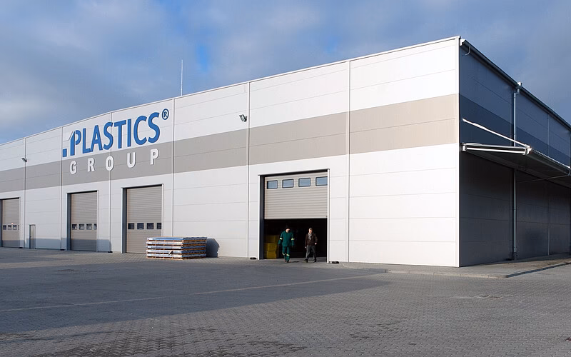 Kto jest dyrektorem generalnym Spectrum Plastics Group?