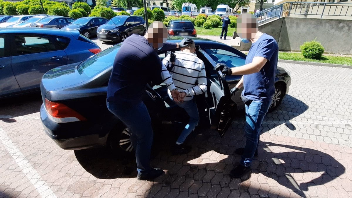 Jaką technikę wykorzystuje się w oszustwach typu na bankowca na policjanta?
