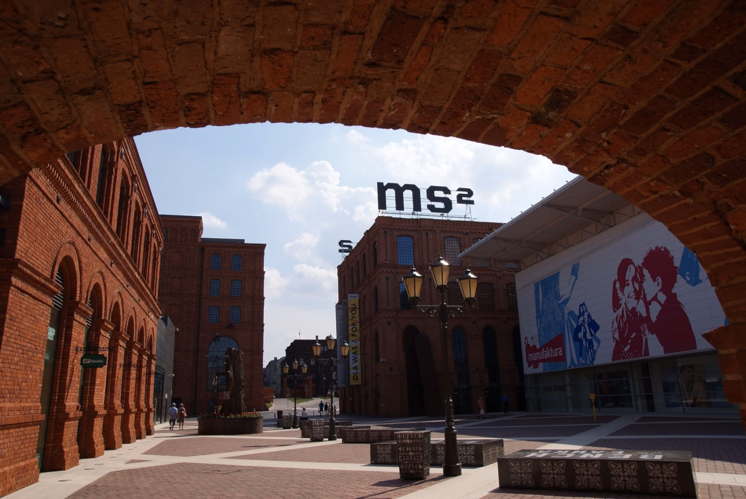 Jakie są godziny otwarcia showroomu Tubądzin w Sieradzu?