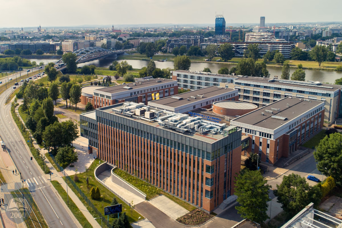 Czy Frycz to prywatna uczelnią?