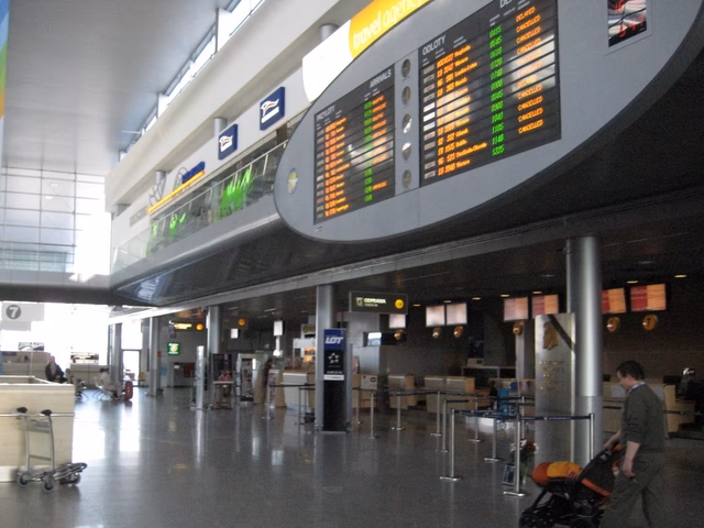 Czy na lotnisku Ławica jest kantor?