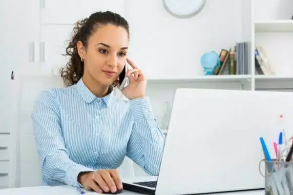 Czym zajmuje się pracownik administracyjno-biurowy?