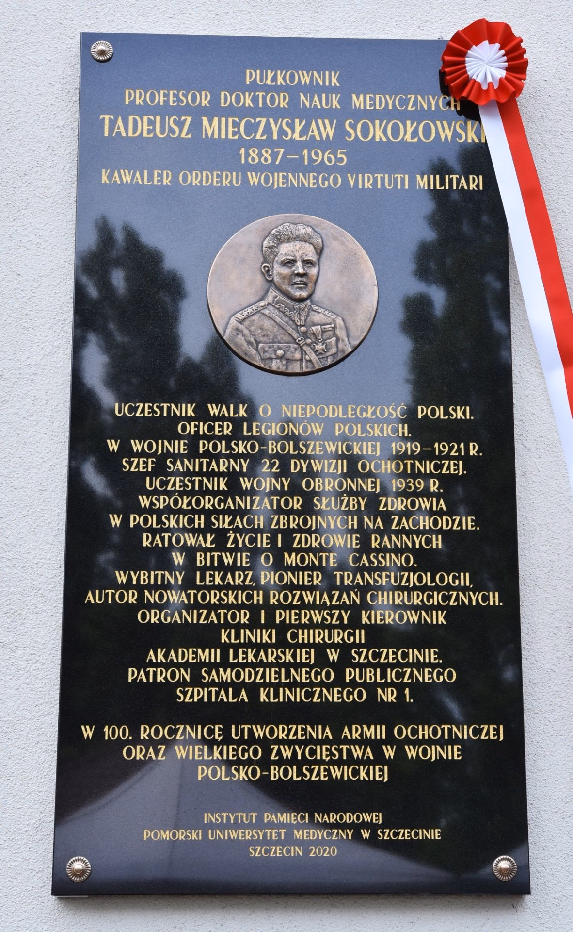 Z czego wykonane są tablice pamiątkowe?