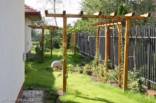 Jak daleko od torów rozciąga się teren kolejowy?