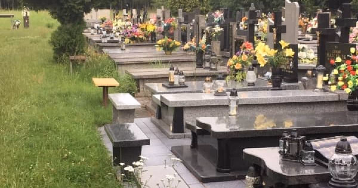 W jakiej odległości studnia od cmentarza?