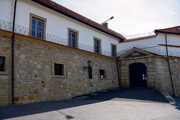 Czy zakład karny i więzienie to to samo?